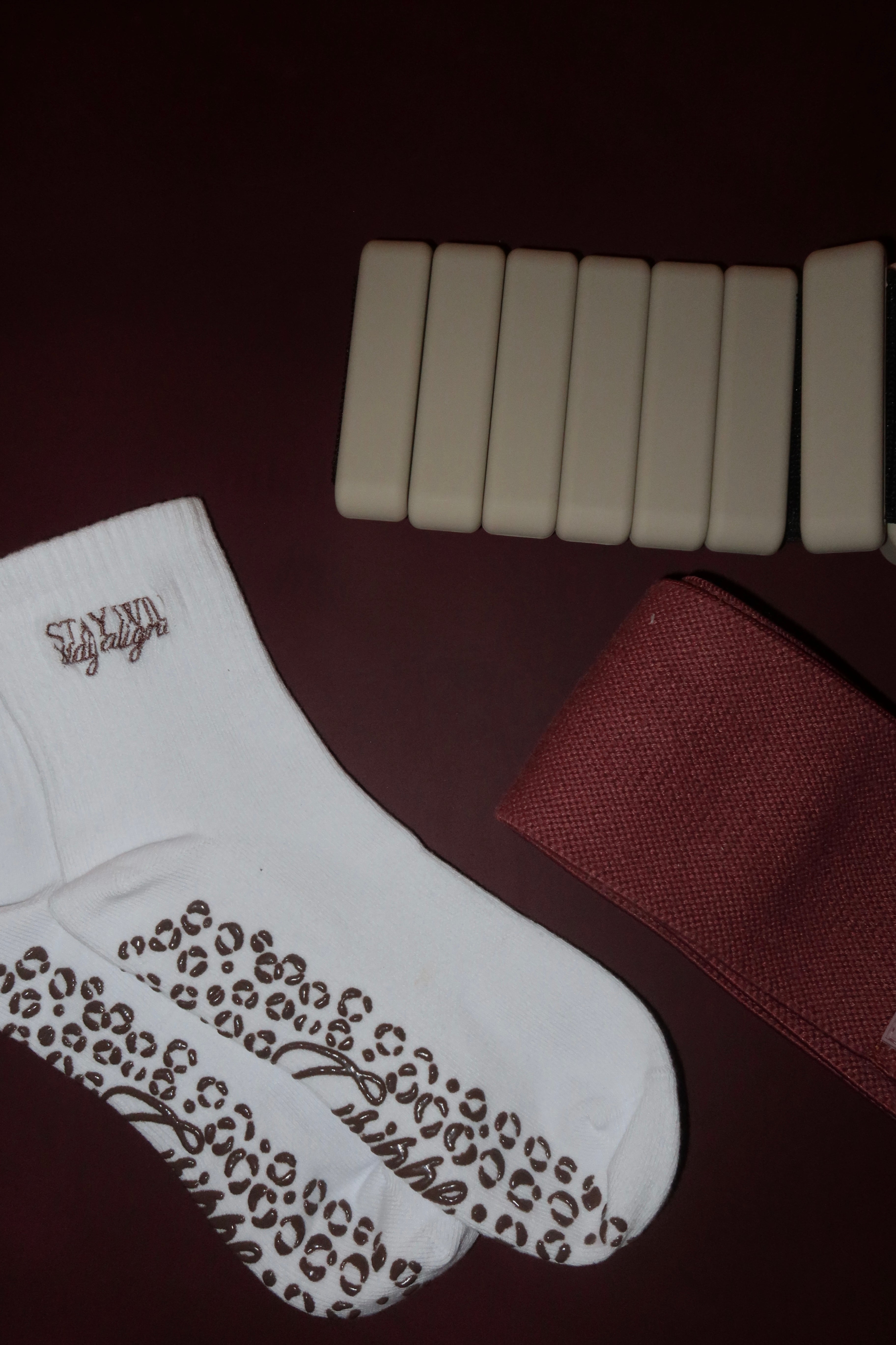STAY WILD GRIP SOCKS