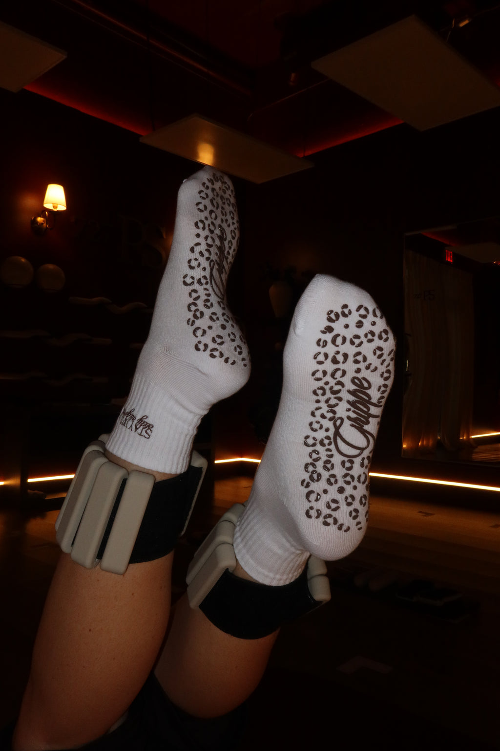 STAY WILD GRIP SOCKS